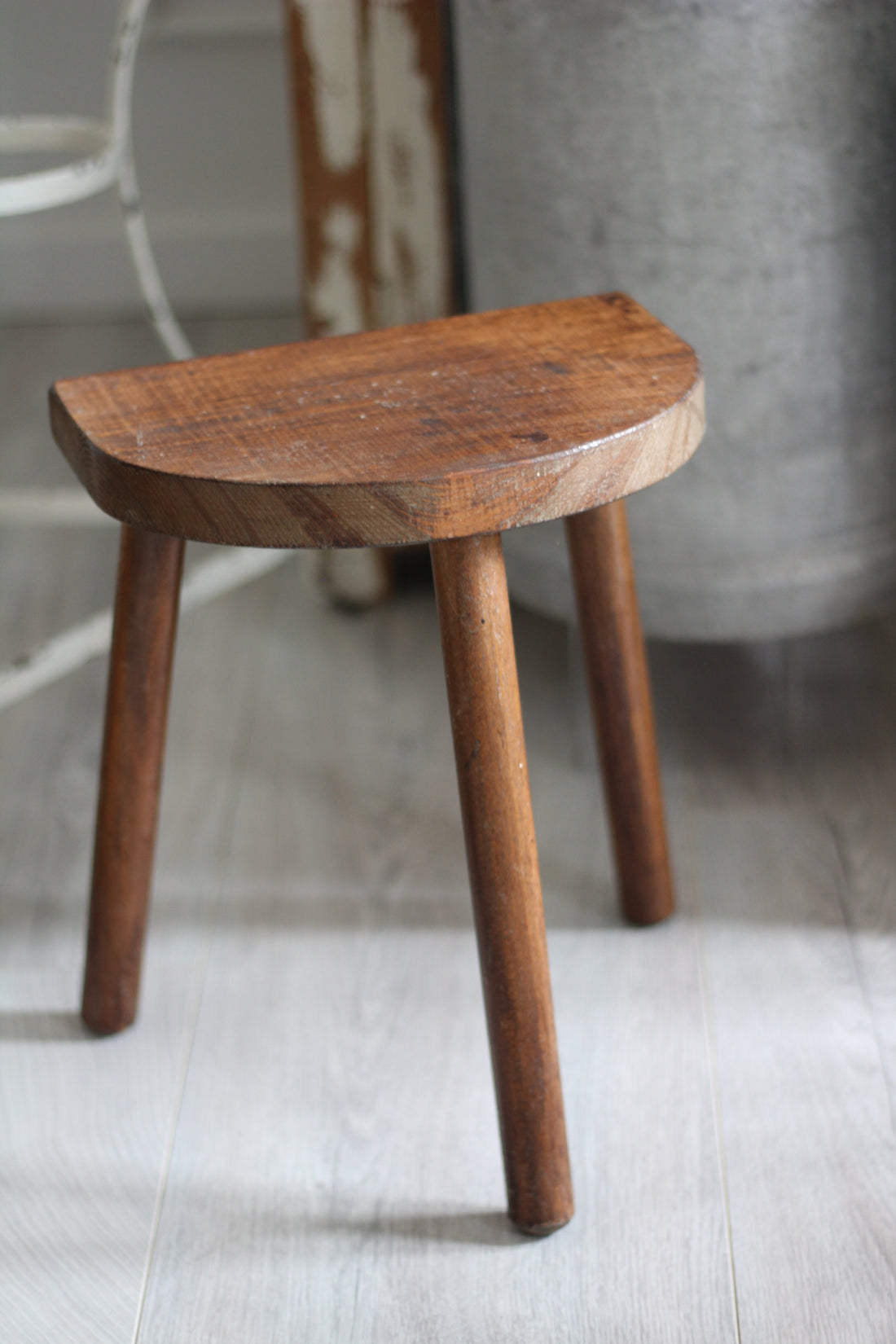 Tabouret tripode ancien