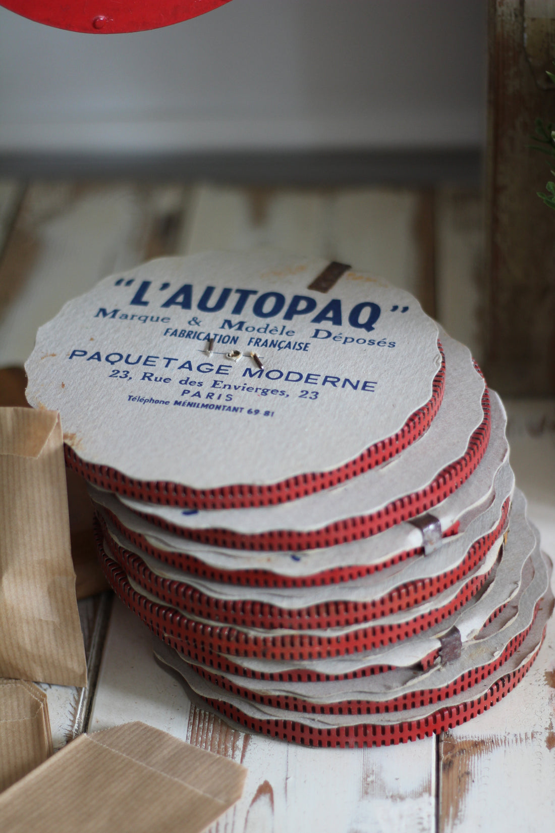 Ancienne agrafeuse de fleuriste et ses 10 000 agrafes